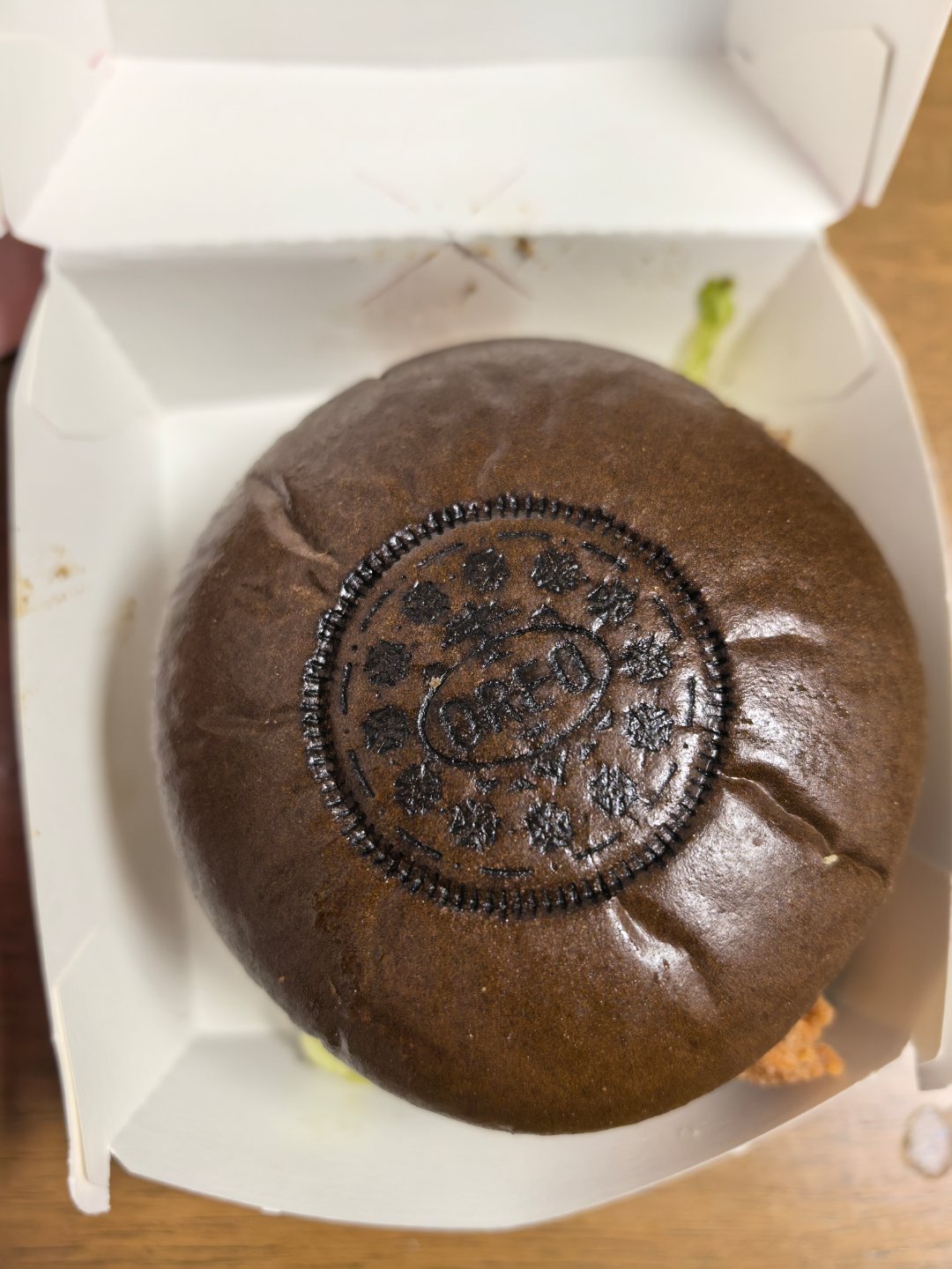 肯德基出了新品，奥利奥原味鸡腿堡。面包胚和酱都是奥利奥元素，其实吃不出来奥利奥的