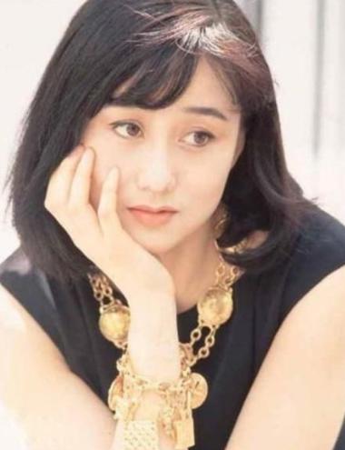 1987年，利智在拍电影时，被周润发扇耳光踹进玻璃堆里，戏外在晚会上，周润发拿着