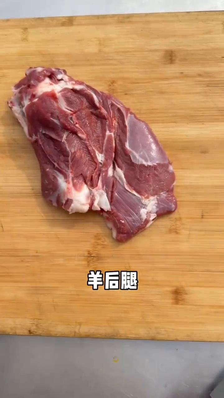 ·羊后腿分块，切一指宽厚片，改刀成条，斜刀切丁。
·第一步撒盐，不要抓着撒雪花盐