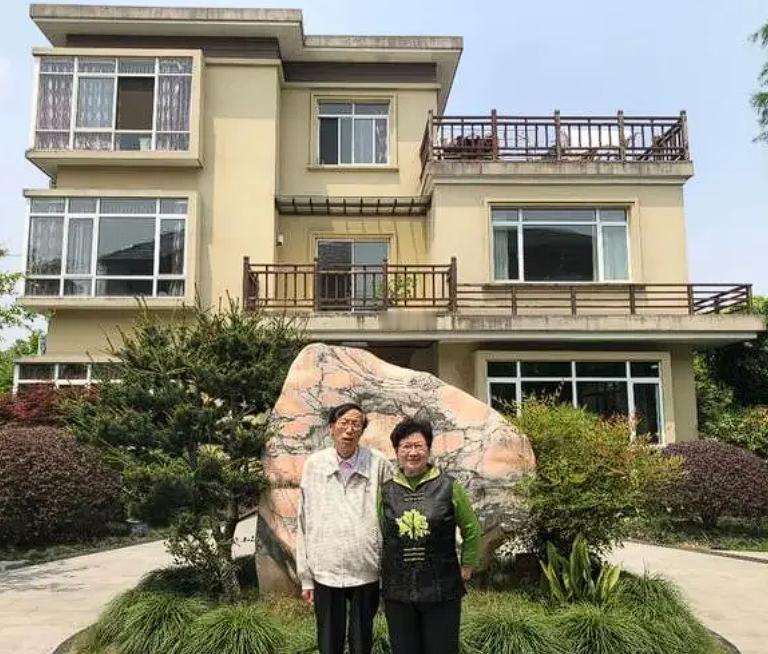 天津，一对夫妻买了别墅，刚搬进去，物业上门，要求他们缴纳52.6万物业费。原来，