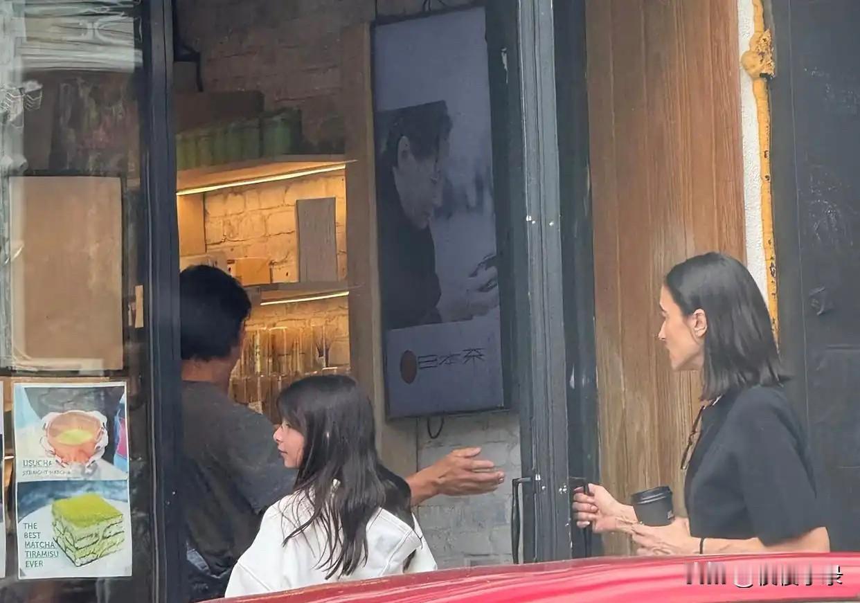 吴彦祖一家在纽约逛街，12岁女儿穿衣打扮时尚，遗传了妈妈的长腿！[赞][赞]