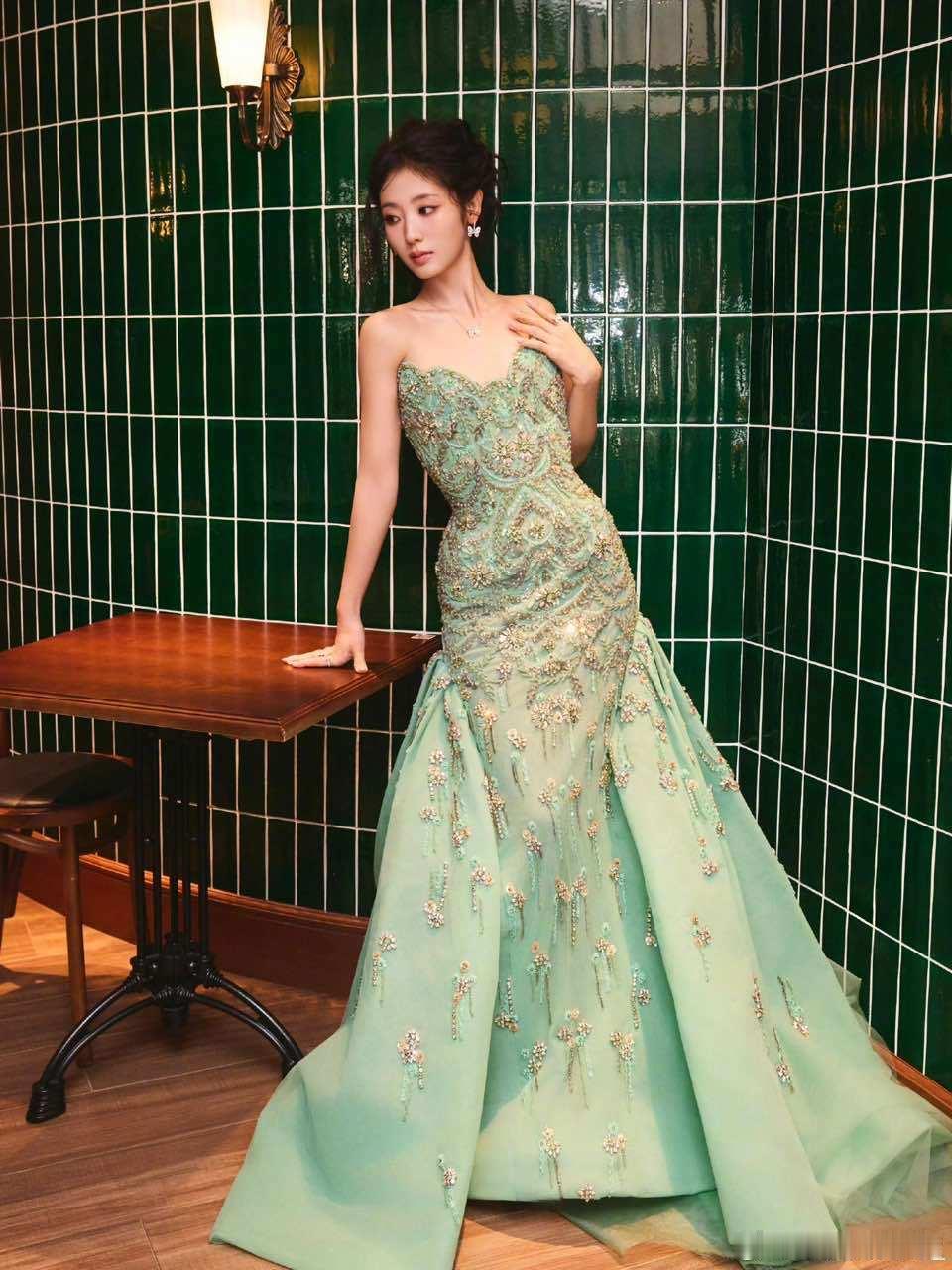 邢菲完全被苏苏腌入味了谁懂啊！邢菲张口 “俺哥俺嫂子”，这苏苏同款口音，是被腌入