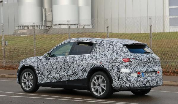 【奔驰 GLC
EV 将在2026年推出！】
梅赛德斯-奔驰的新一代中型电动SU