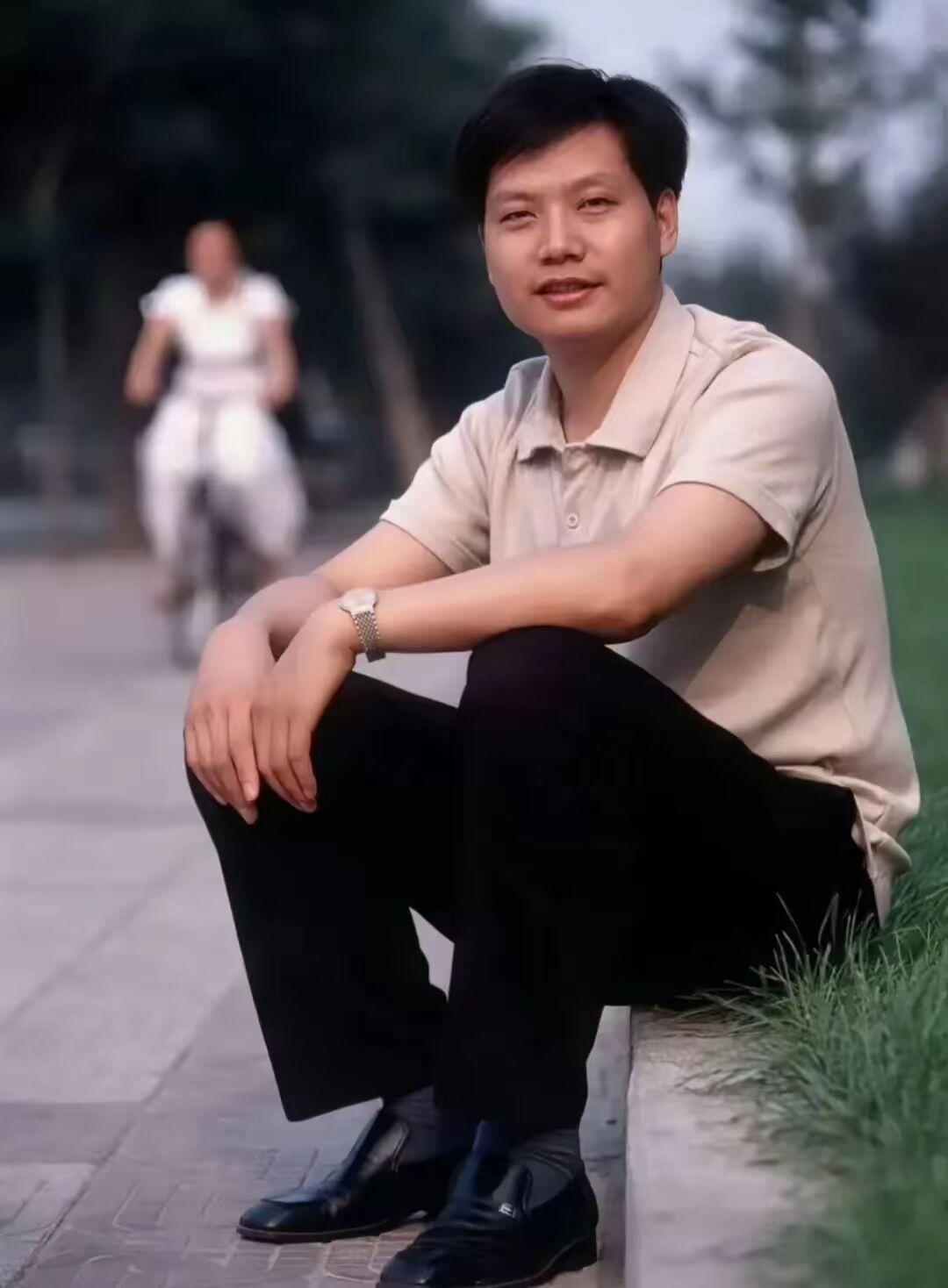 这位大佬年轻时候的颜值，也是能吊打一众黄毛的。

最主要的脸上的肌肉比较浑圆，给