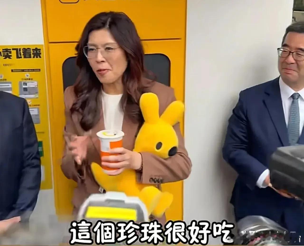 郑丽文毕竟是个女生，在美团总部，她全程抱着毛绒玩具。 