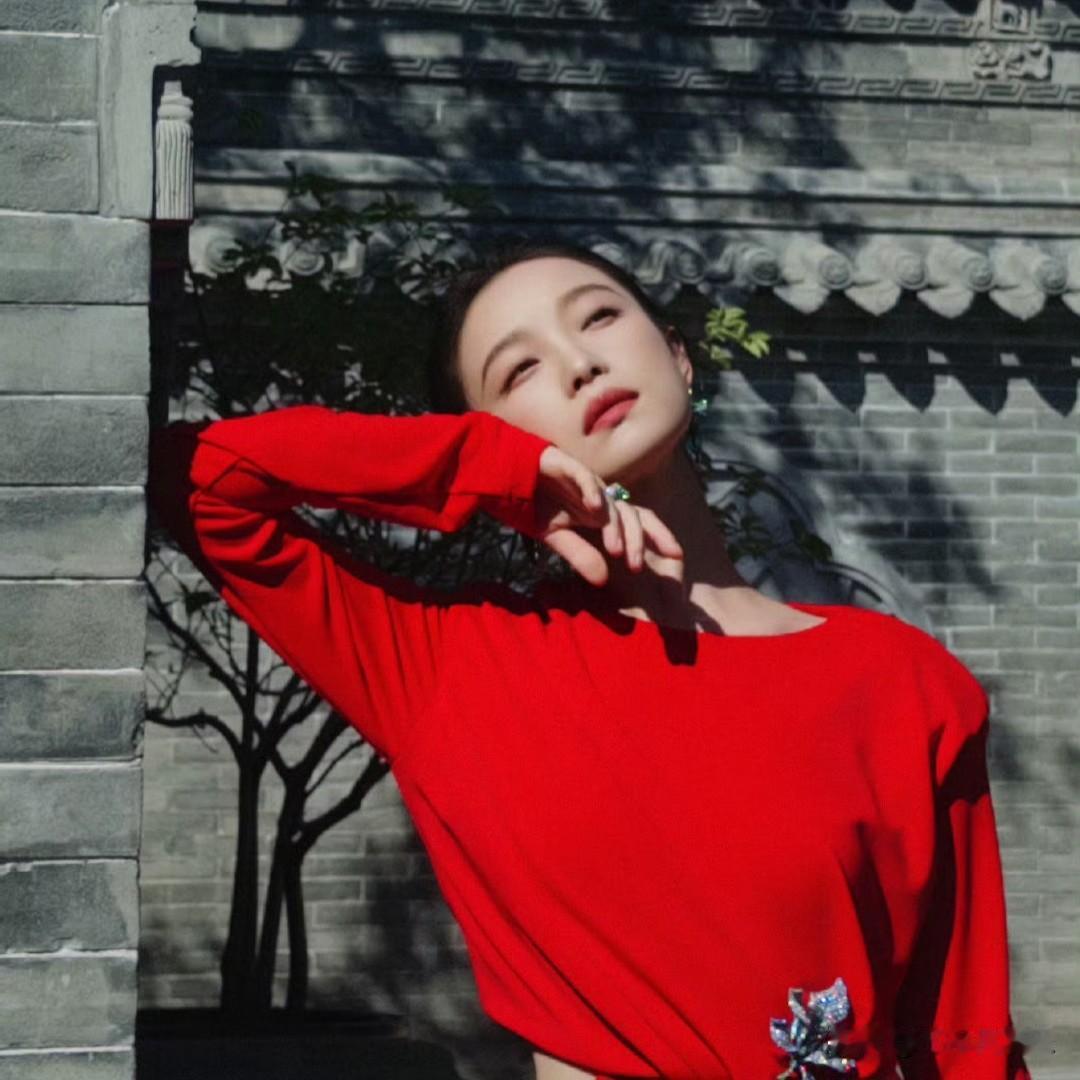 倪妮的这组红裙造型一出场，直接把红毯上的明艳气场拉满。正红色丝绒长裙剪裁利落，修