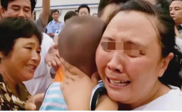 “他们抢我孩子，我怎么能不反抗！”2022年，三名人贩子光天化日之下抢孩子，孩子