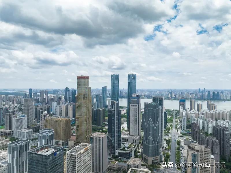 南昌楼市这几年房价也是调整了不少。
南昌楼市像是红谷滩区那边，房价巅峰的时候1.
