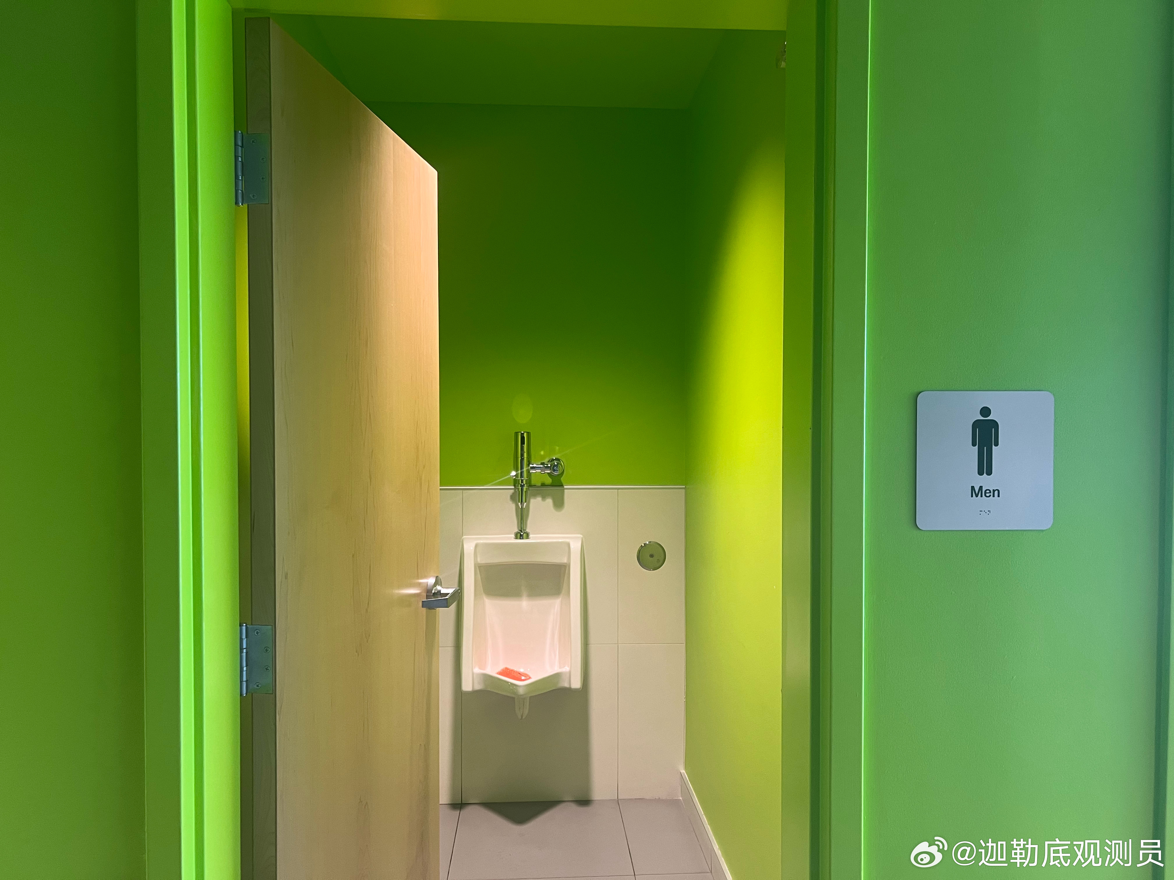 第一次见小便池也给单间的…… 