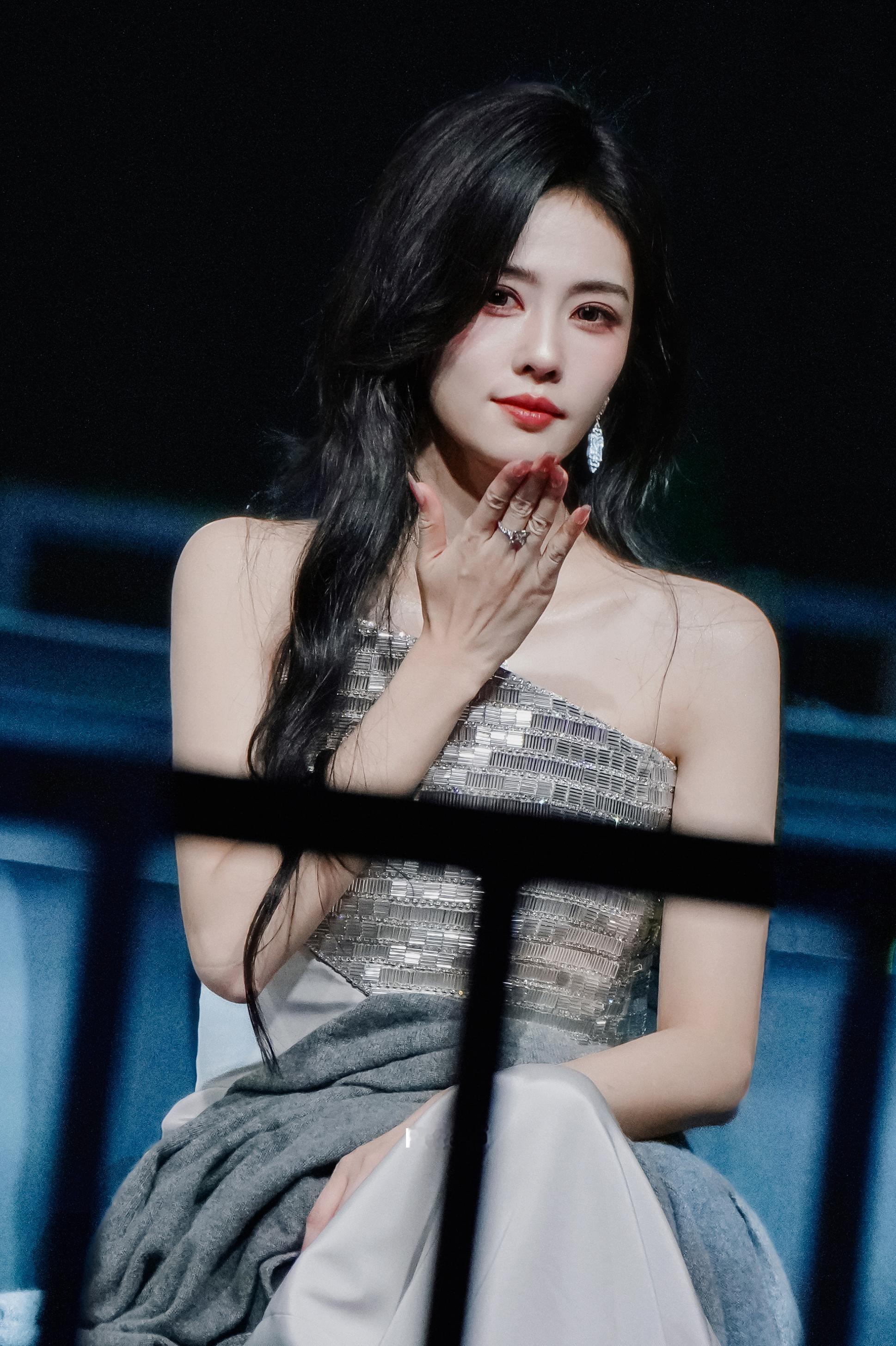白鹿[超话]  kiiiiiiiiiss是超级长的kiss，给你白鹿 🥀白鹿王