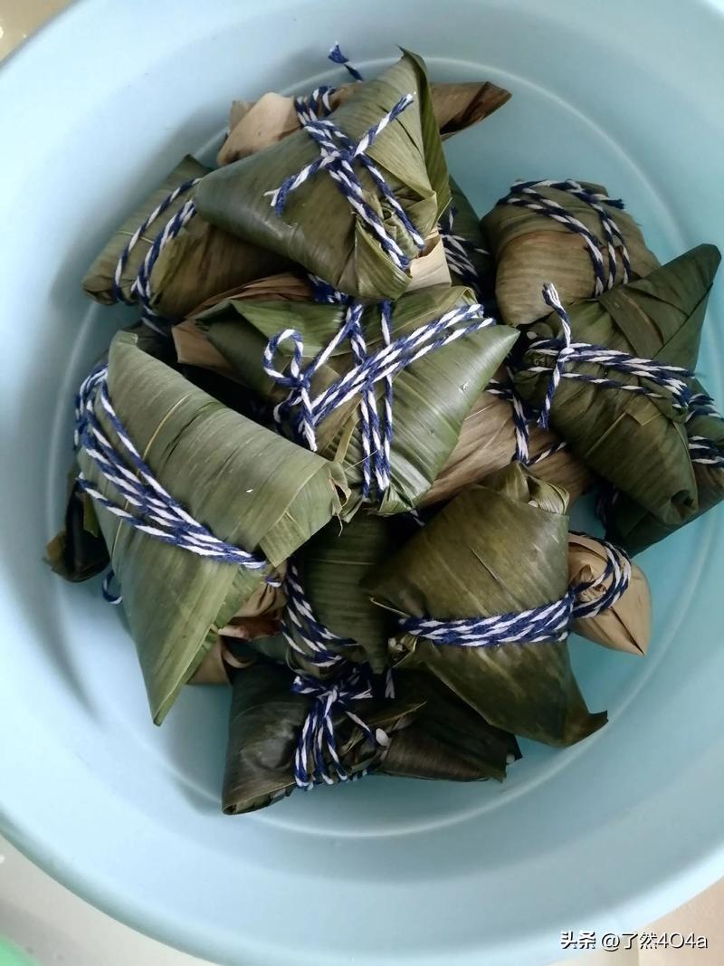其实不必非要分出对错，两种风味各有魅力。端午食粽，吃的是美食，品的是民俗。如今不
