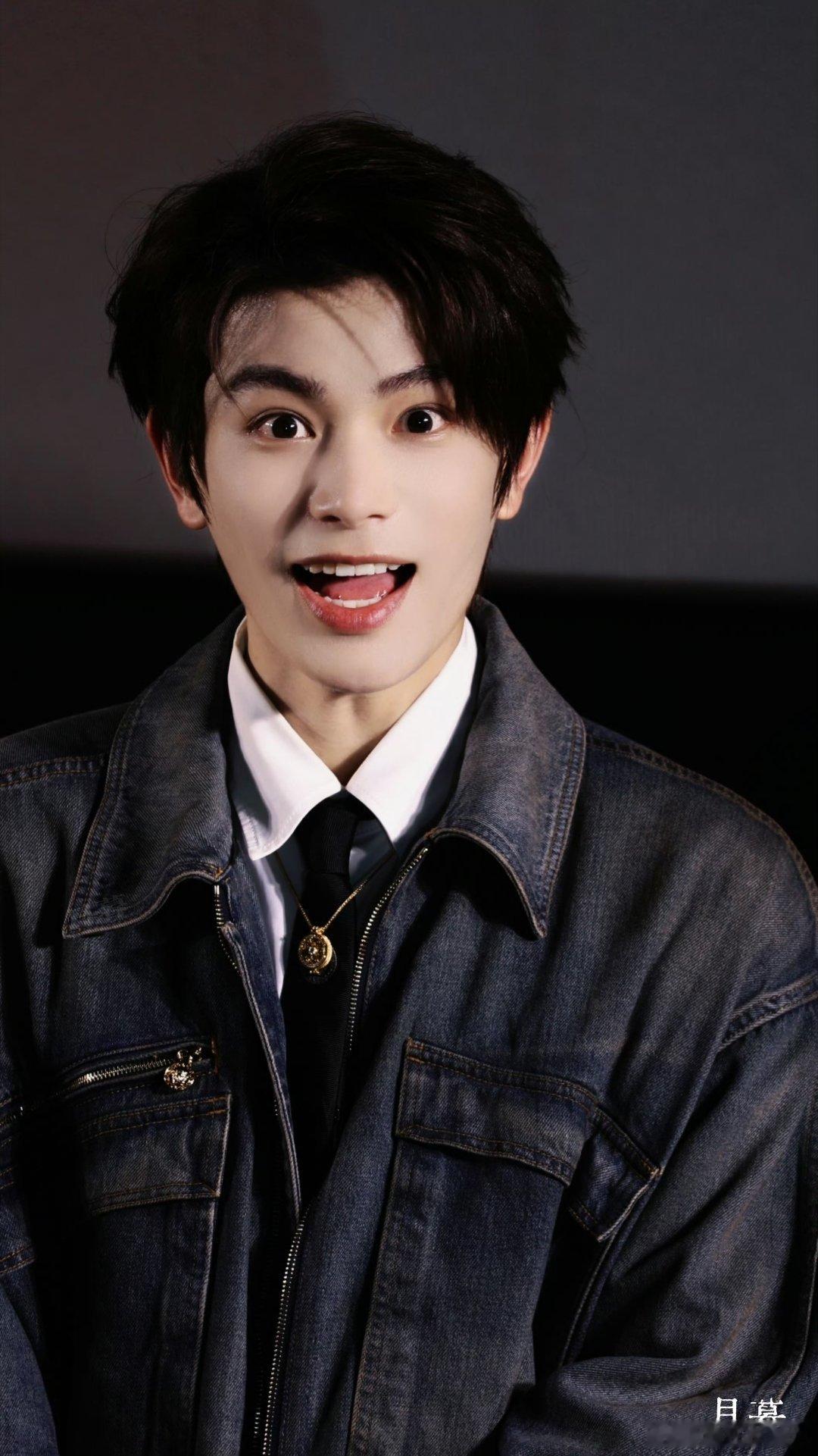 dyx “一定要默默陪着吗？像我这种话很多的人，可不可以大声陪着。”