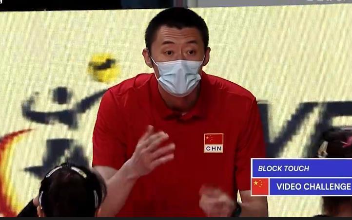 两个意外，中国女排主教练蔡斌缺席，助理教练袁志临时顶替，让人意外还有主攻手中，金