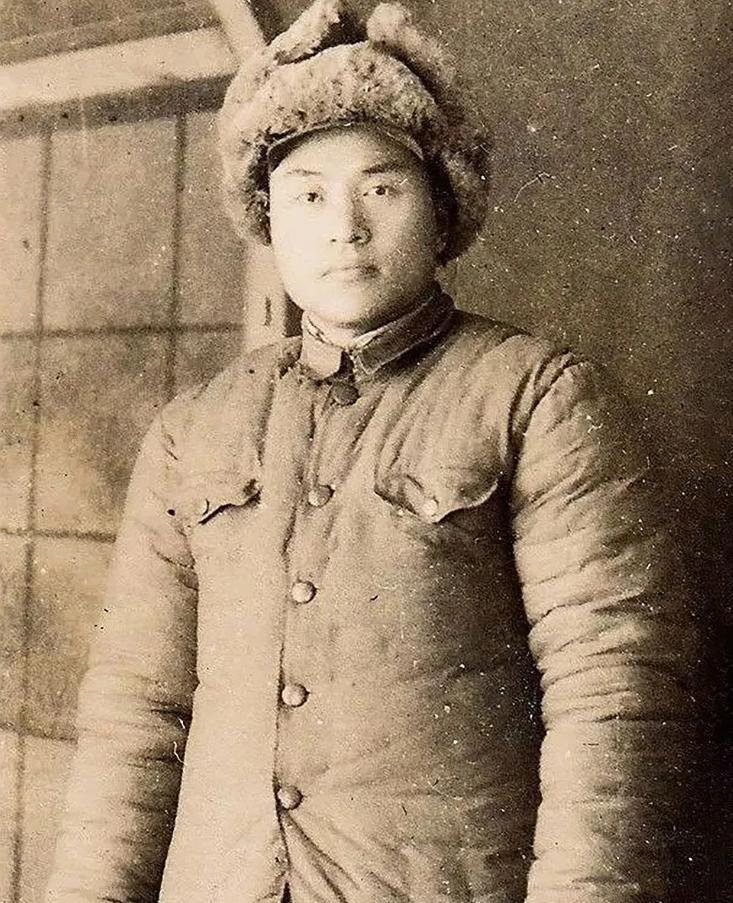 1942年，侦察股长凌少农，私下向日本人购买布料，对方说：“你看起来像军人？”凌