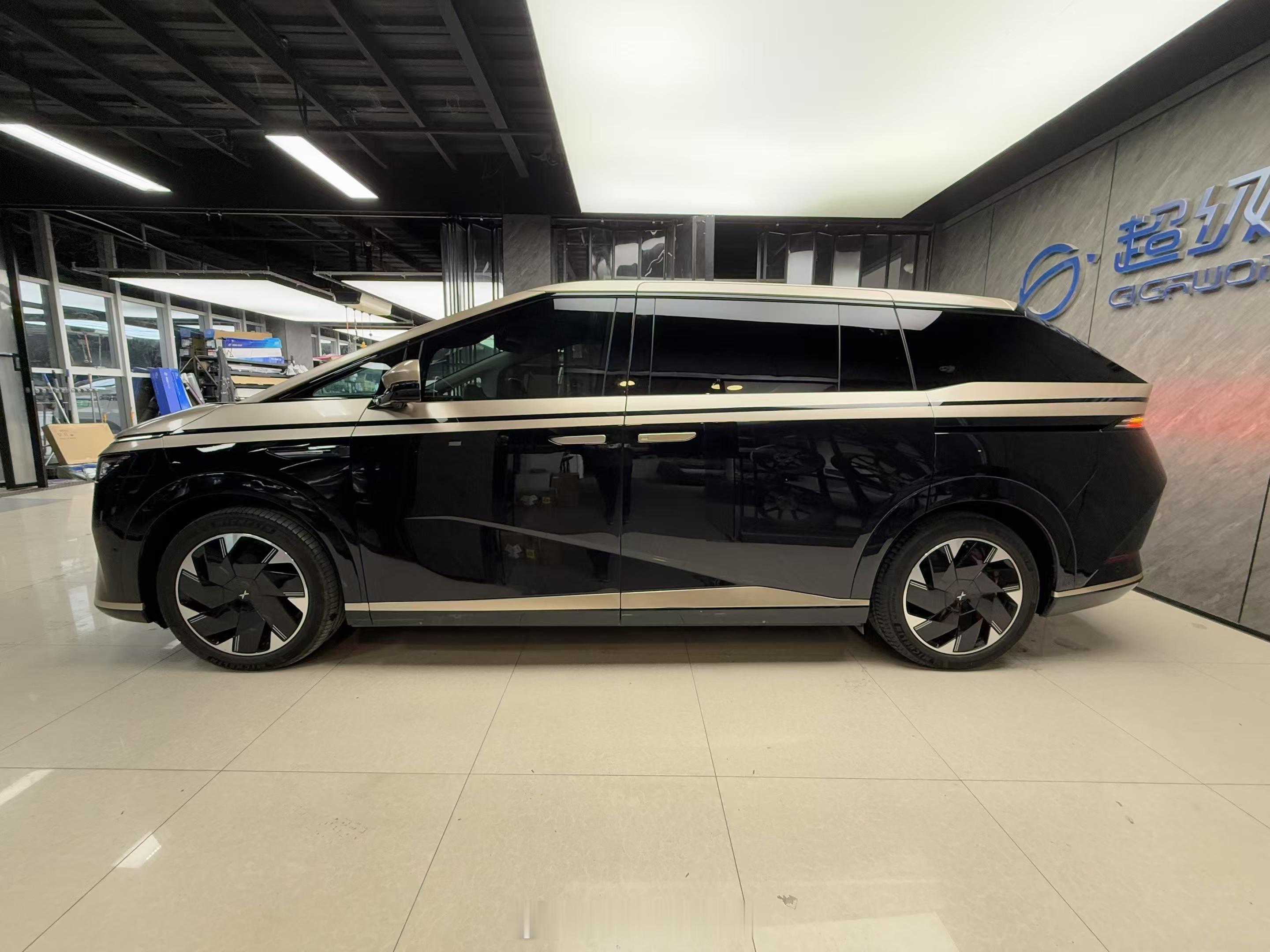 肉爸的小鹏x9  双拼贴好了，黑金X9🤩贴前跟研究了一番，是贴银色还是香槟金，