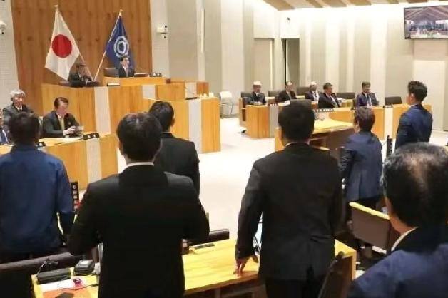 12月18日，香港《卫报》报道:“日本石垣市议会周一通过决议，计划强登钓鱼岛设置