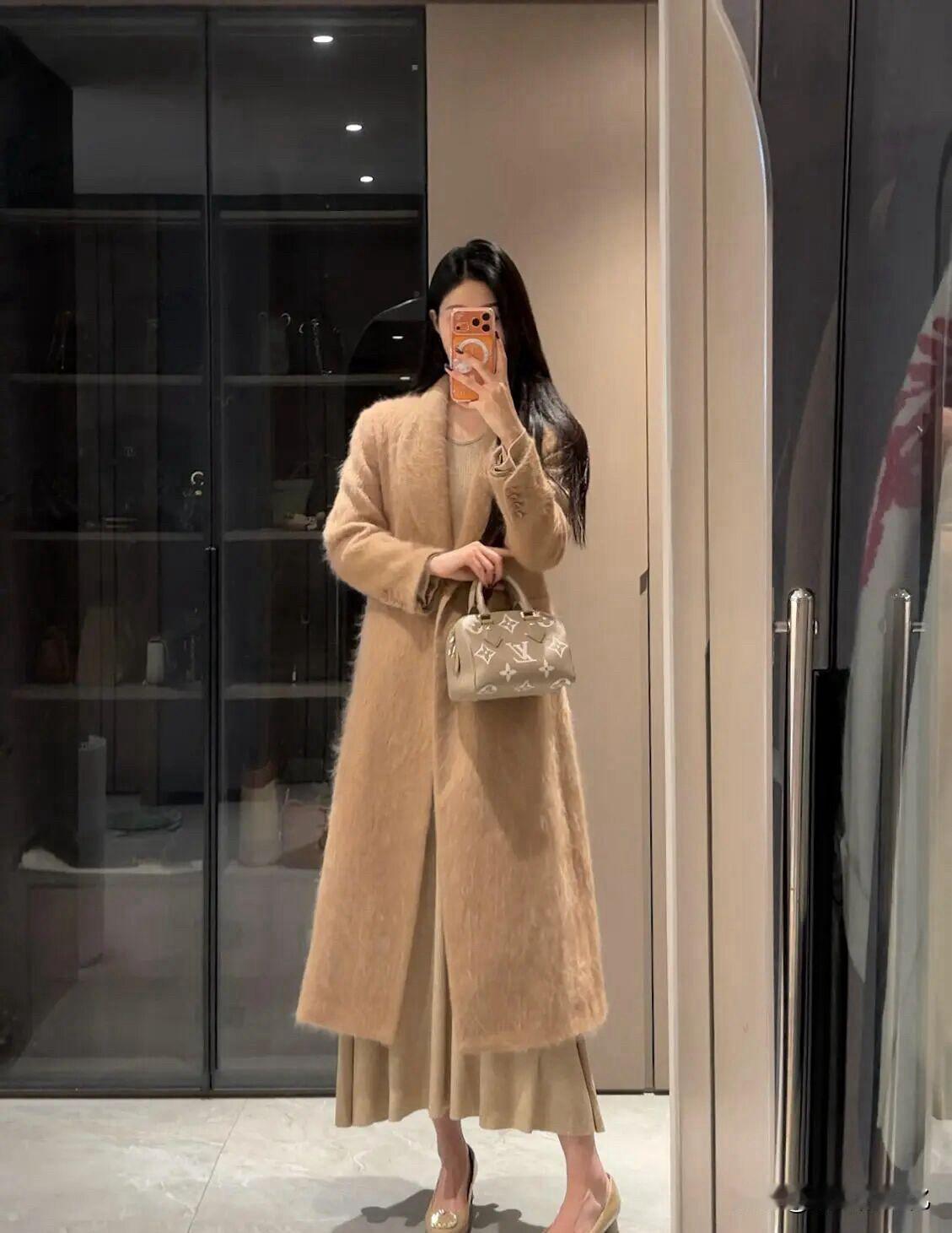 连衣裙加大衣，轻松get“天生女明星”同款光环！[比心][比心][比心]
女款大