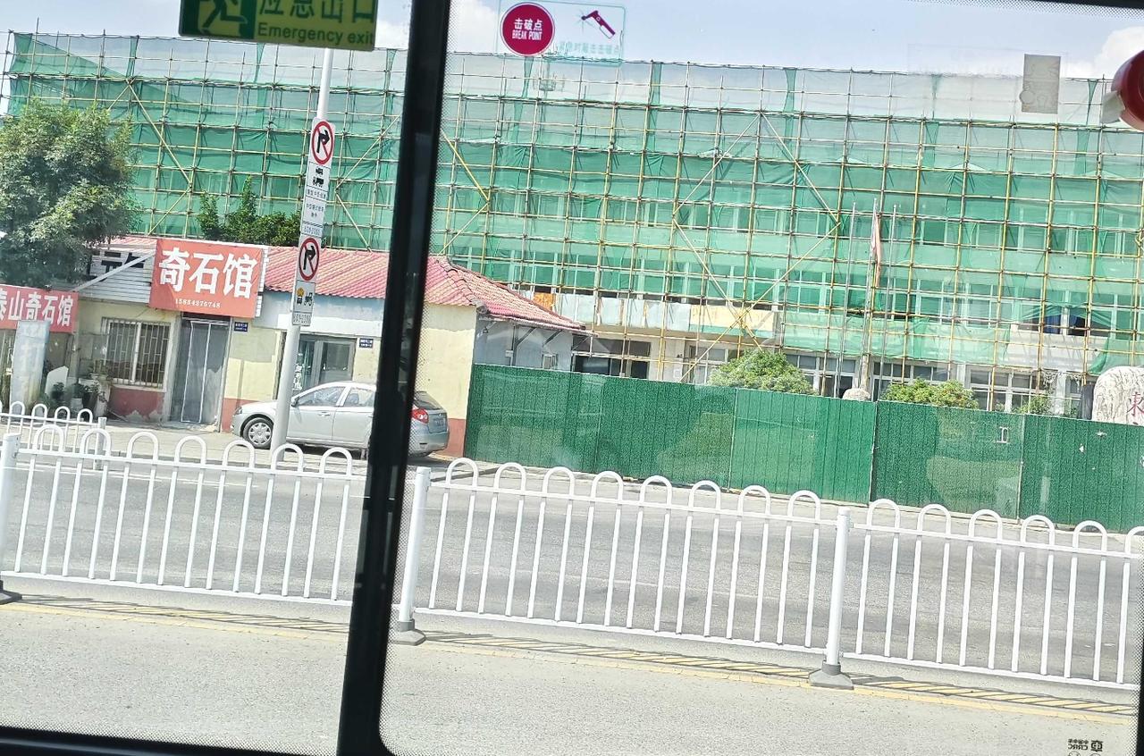即墨区环秀街道桃源河二路138号的东方医院门诊大楼正在进行建设，不知道是东方医院