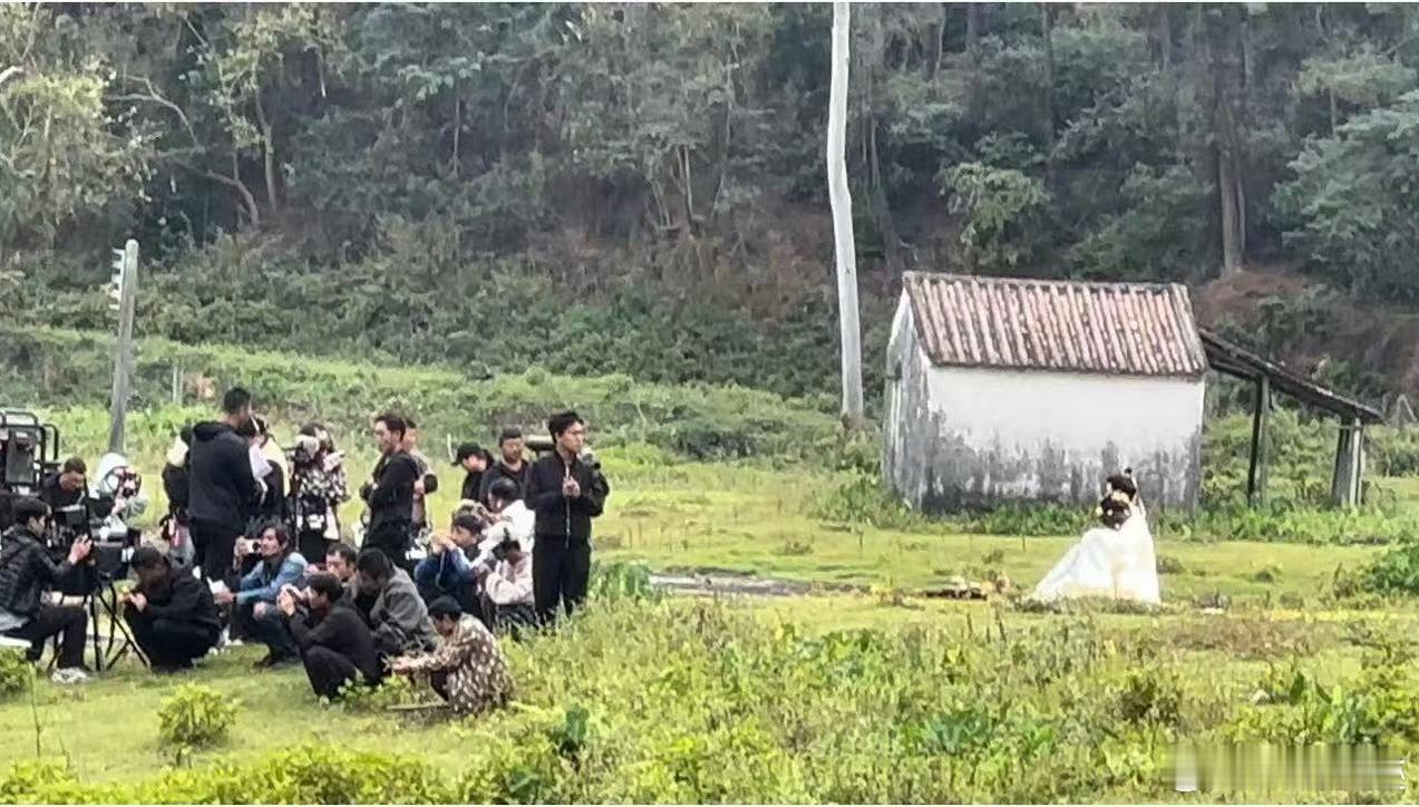 《尚公主》拍摄现场，工作人员都背过去，给孟子义和李昀锐一起情侣的私人空间 