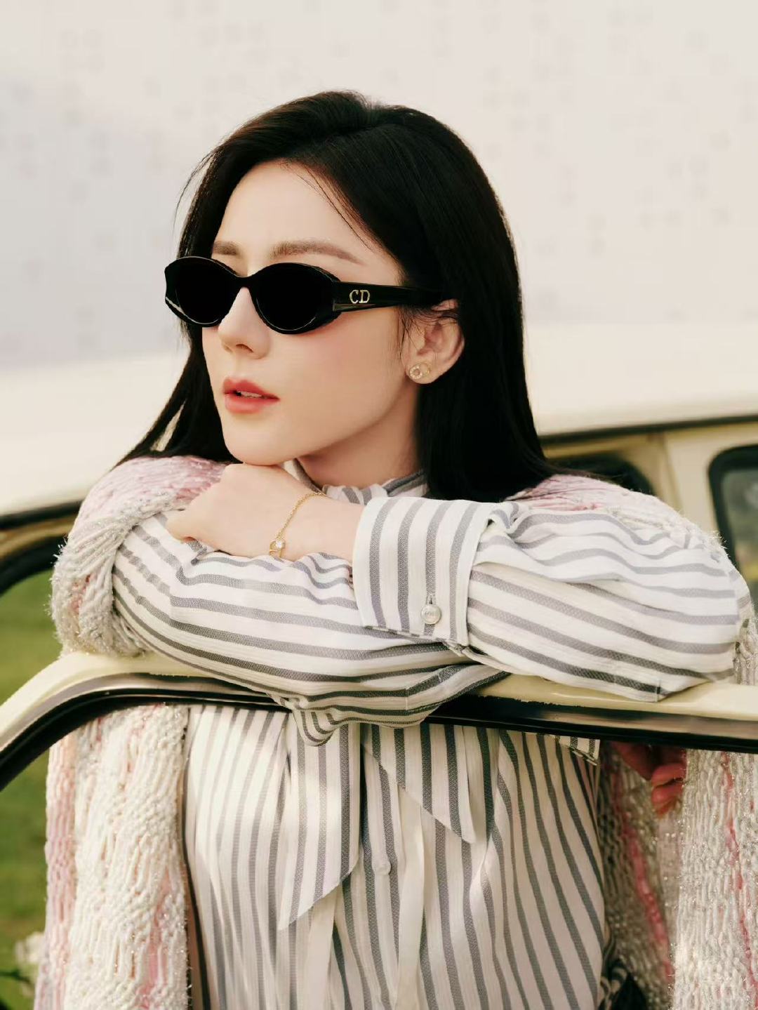 迪丽热巴化妆王亚飞发型丽杰出发图完全💯 燥候迪丽热巴大秀造型咯!!迪丽热巴条纹