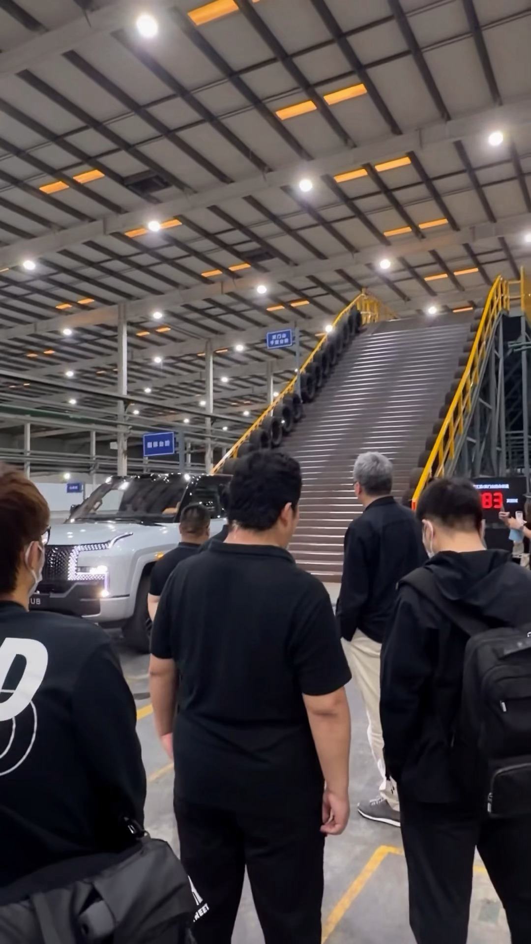 把山搬进厂里是疯了还是清醒比亚迪综合越野开发中心首次对外开放，央视进行了报道，1