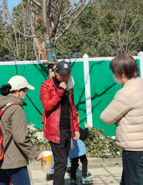 #撒贝宁夫妇带孩子回老家过年# 近日，有网友偶遇撒贝宁夫妇带着龙凤胎孩子回老家过