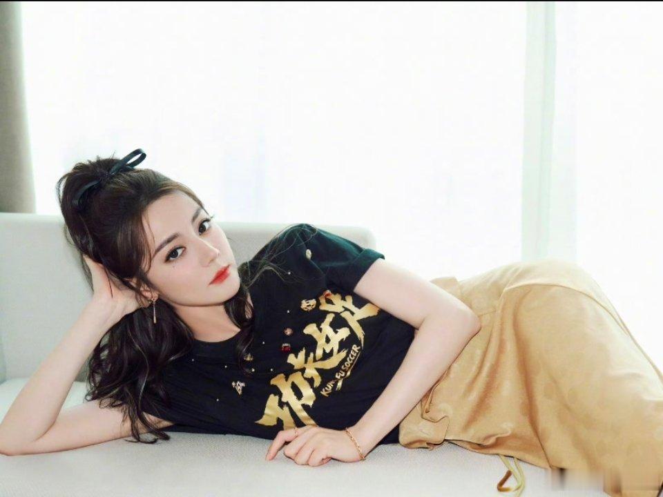 李登科问迪丽热巴VOGUE在哪买李登科他问迪丽热巴的VOGUE在哪买。之前还说过