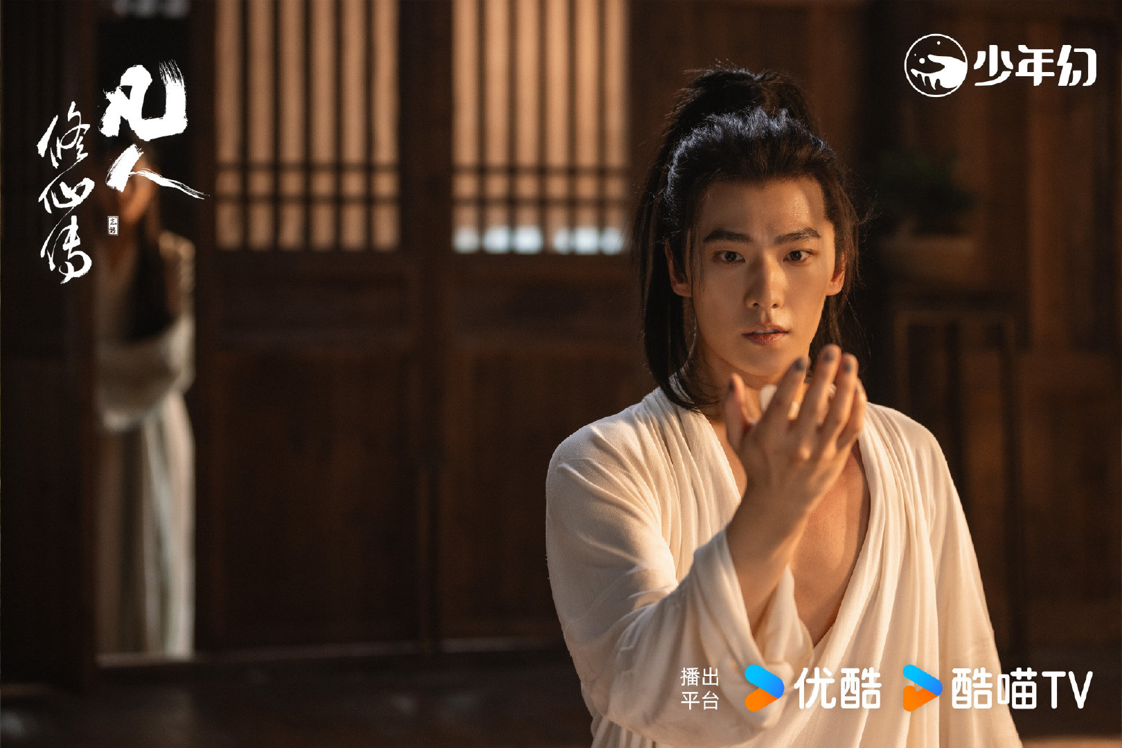 杨洋为凡人破万去跳伞，听说他特意提前练了体能。这种对承诺的认真，和剧中韩立为了目