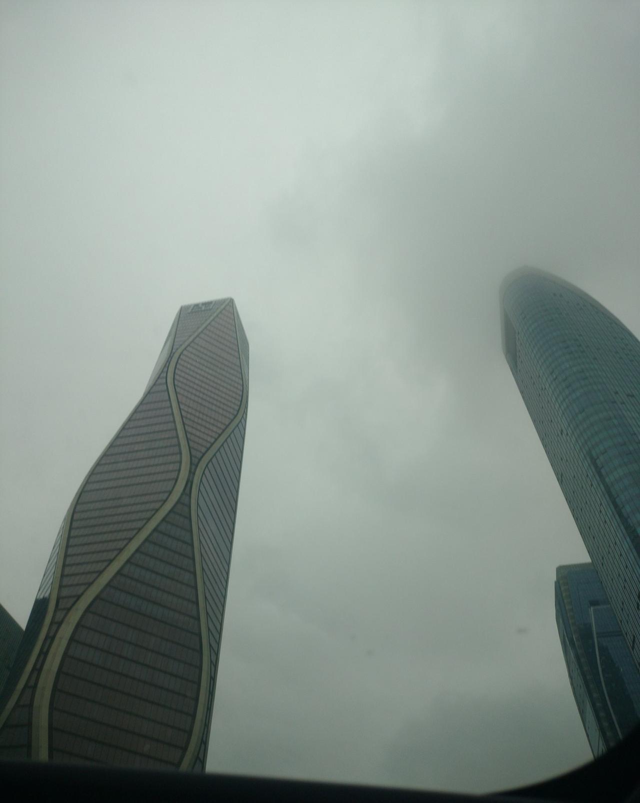 晒图笔记大赛阴雨天拍到的杭州大楼，形状各异，虽然都很高，但略有不同。