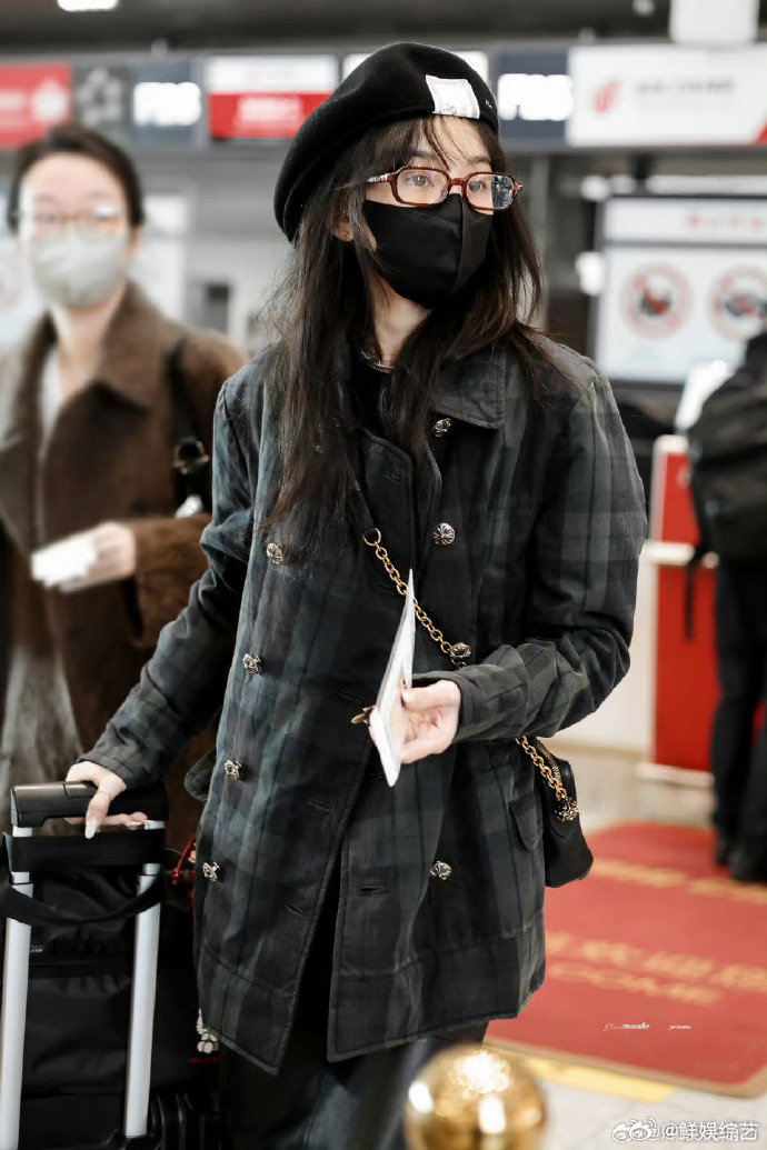 宋祖儿剪了刘海 开年首次亮相就惊艳，萌萌刘海减龄显嫩，气质好到犯规！宋祖儿顶着萌