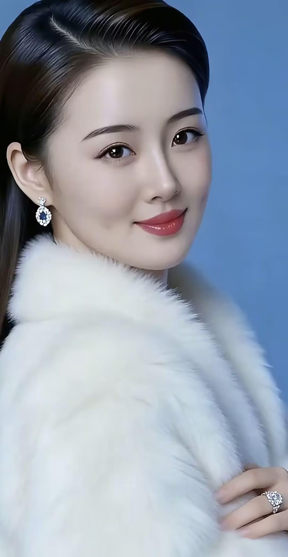 优雅气质，闪耀耳环，奢华皮草，完美妆容，自信微笑。