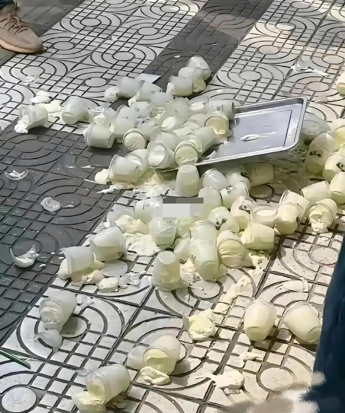 有没有某个瞬间，突然怀疑存钱的意义？
一位网友算了一笔账，月薪四千五，刨掉房租、