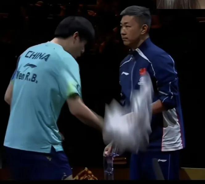 温瑞博气掷毛巾。
在与莫雷加德的比赛中，
温瑞博打得也是大开大合，
相持对攻，