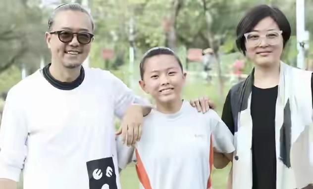 张耕梦还是很独立的，18岁去纽西兰留学，不需要张延陪伴，也不需要张锦程。很多孩子