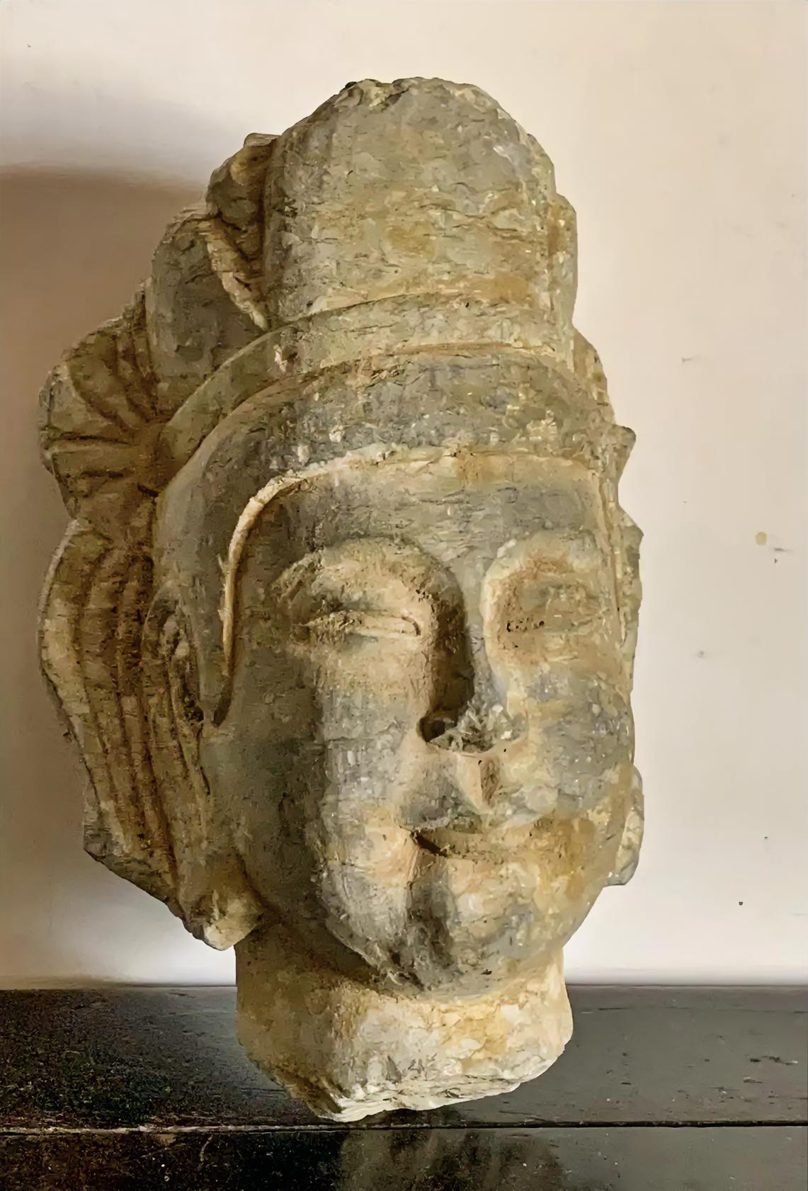 古石佛首
 
一枕沉烟千载长，顽石琢就古容光。
冠纹漫刻前朝月，眉目犹含旧世霜。