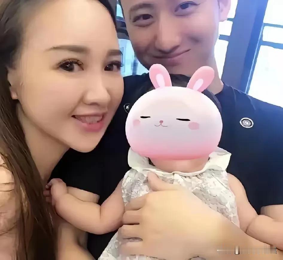 这可是叶柯最珍贵的旧照。

照片里，她和前夫抱着小宝贝，那时候的她，脸儿略显浮肿
