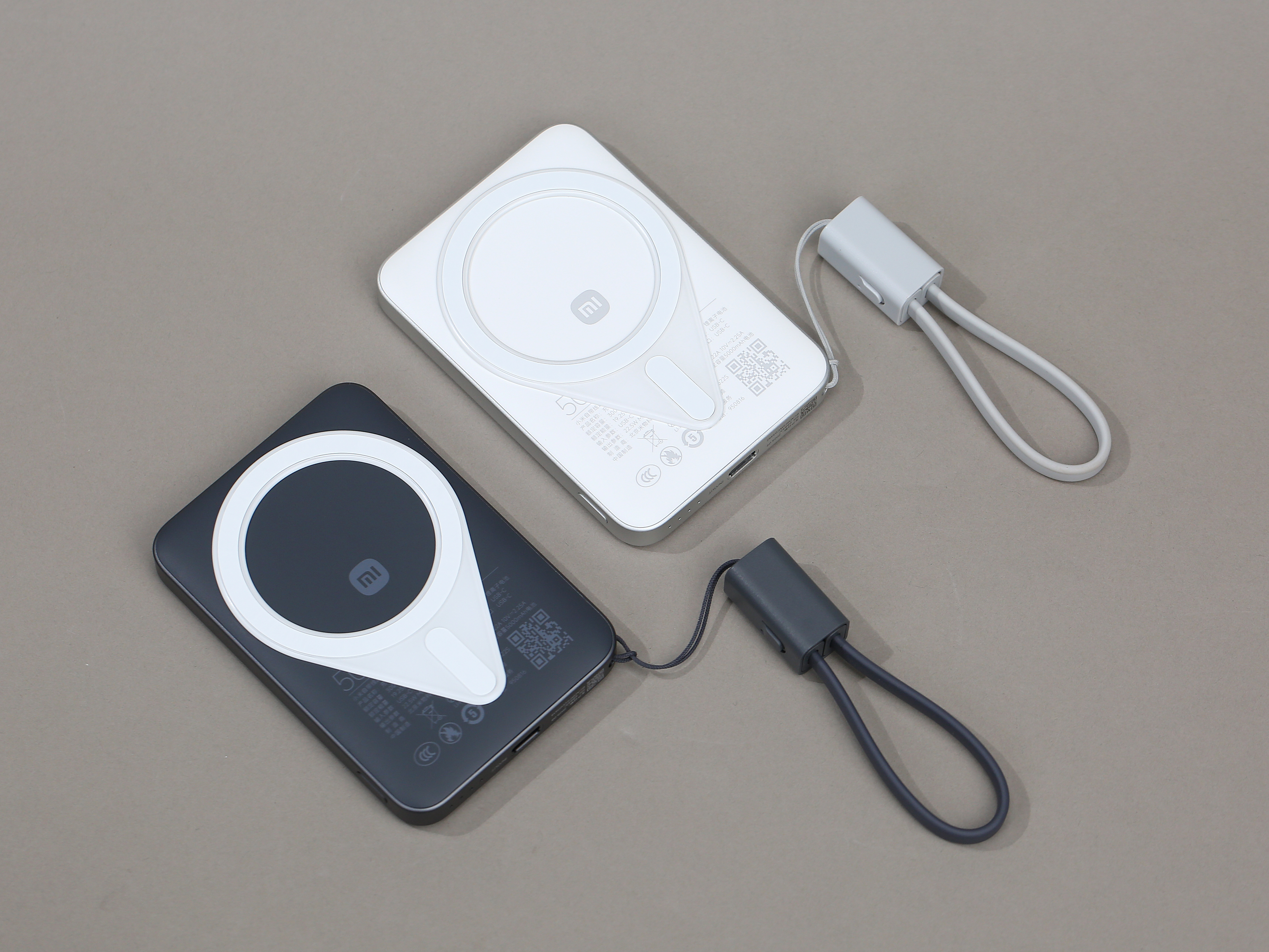 现在超薄水滴磁吸补丁搭配小米这款自带线 5000mAh 充电宝的组合也越来越多了