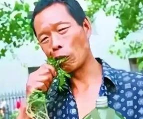 他34年吃了40吨草，闻到肉味就想吐，每天就靠吃草充饥，身体非常健康，后来去医院