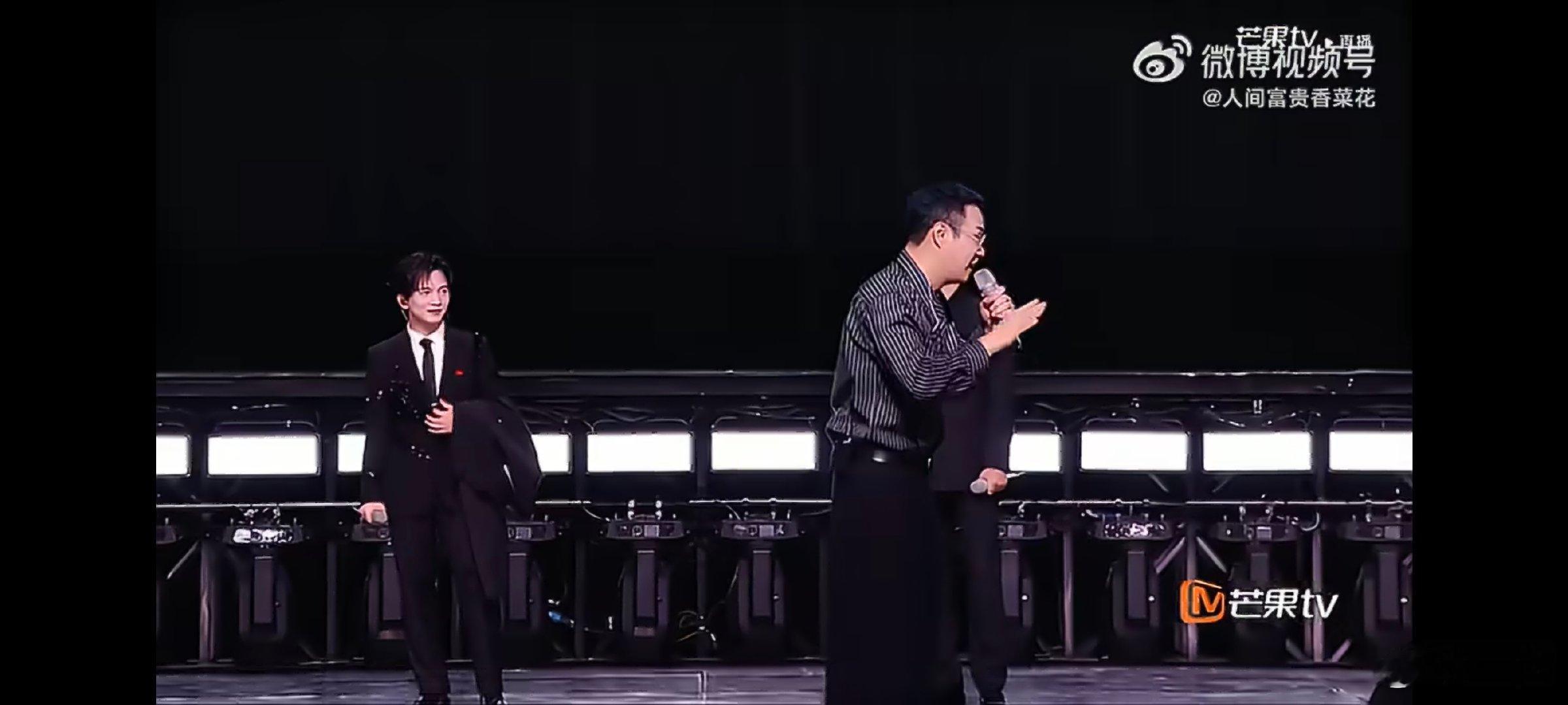 拖拉机大型军训现场小沈阳在披哥搞军训小沈阳这波脑洞可以，把舞台玩成欢乐军训现场 