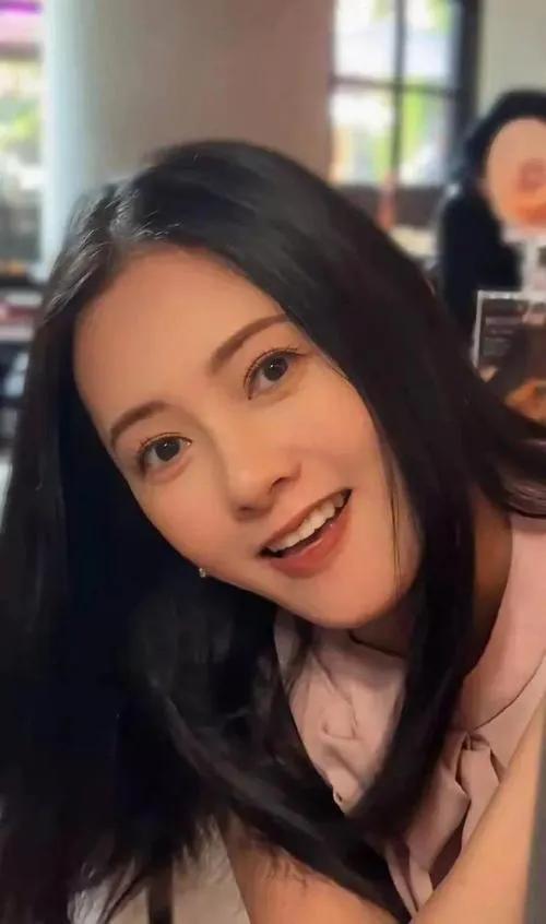 淡出大众视野许久的59岁李丽珍，竟罕见地拍视频露面！视频里，李丽珍一头飘逸的黑色