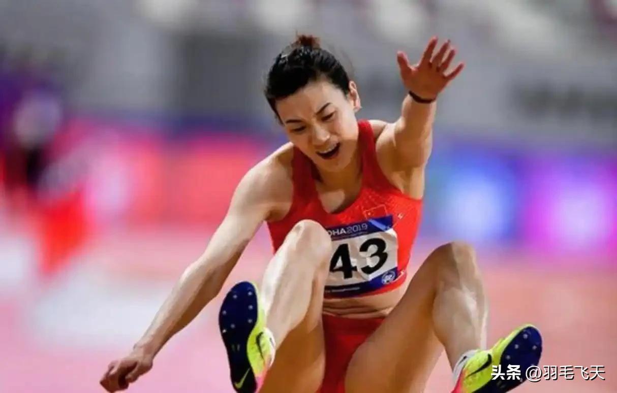 黄滢滢惊天大逆转
北京时间9月27日晚，亚运会田径赛场，女子标枪决赛争夺异常激烈