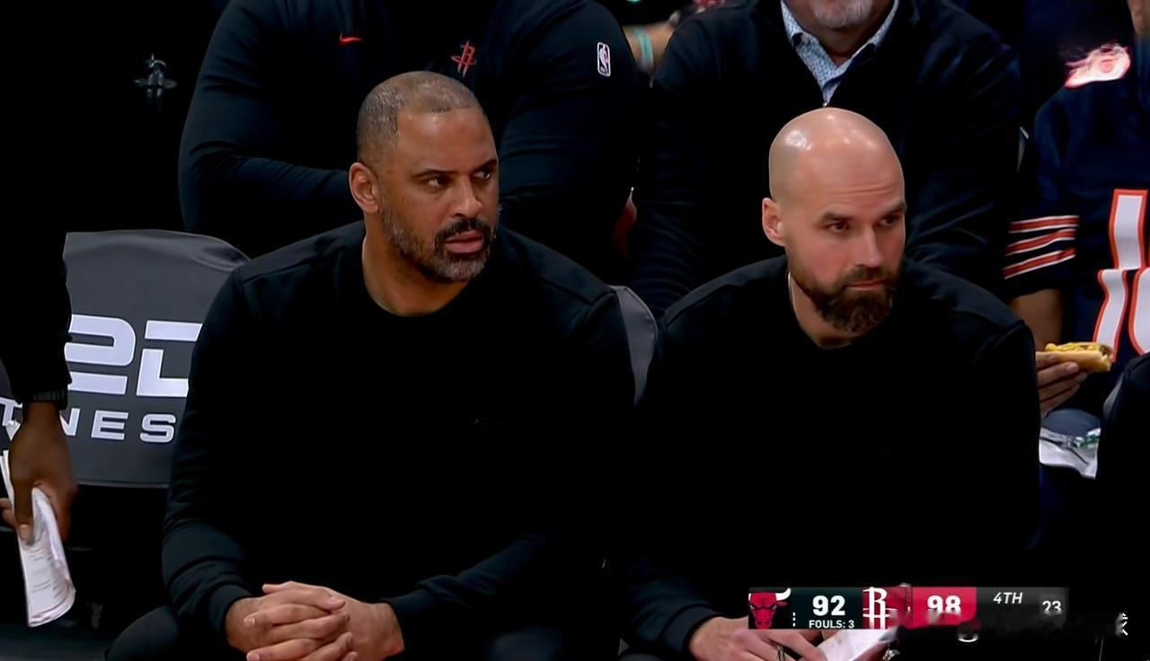 火箭主帅乌度卡真是太焦虑了！在今天火箭主场迎战公牛的比赛中，当时比赛进行到了第四