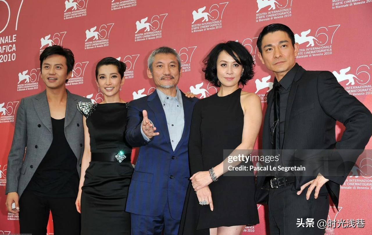 这张明星大合照大腕云集，怎么感觉左边的邓超比天王刘德华还帅啊！大家觉得呢？