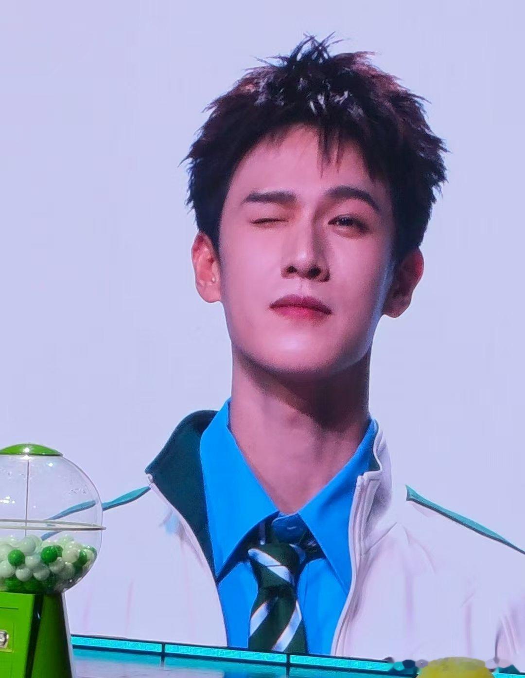 李昀锐29岁生日直播李昀锐生日突袭直播李昀锐生日突袭直播，好帅 ​​​
