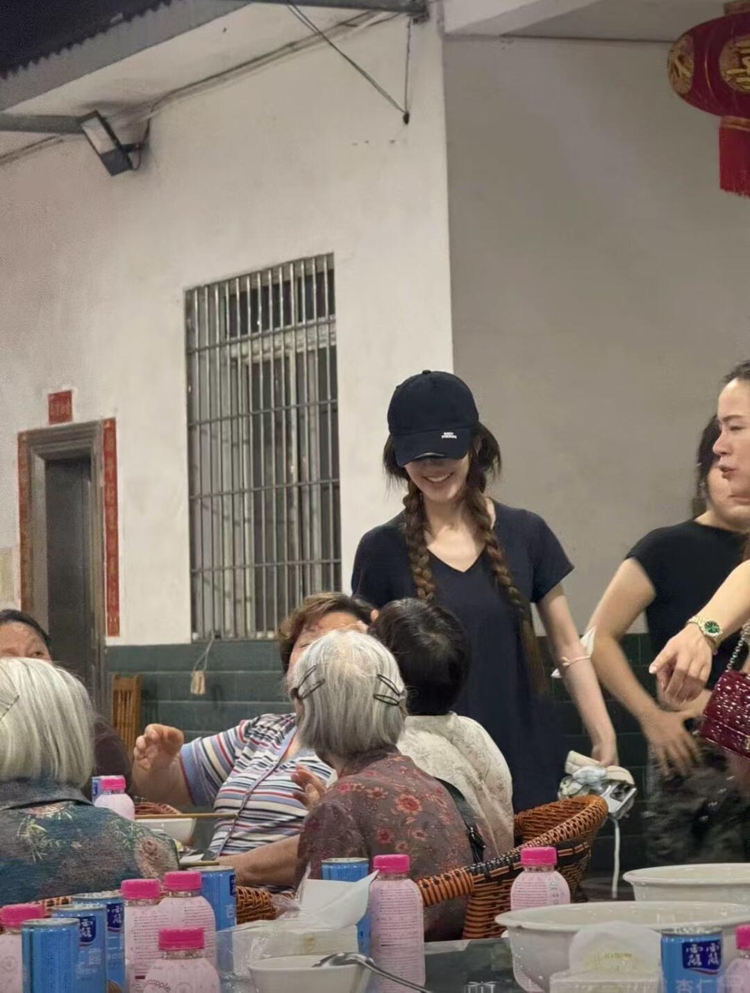 露思在陪奶奶过八十大寿，状态怎么样？ 