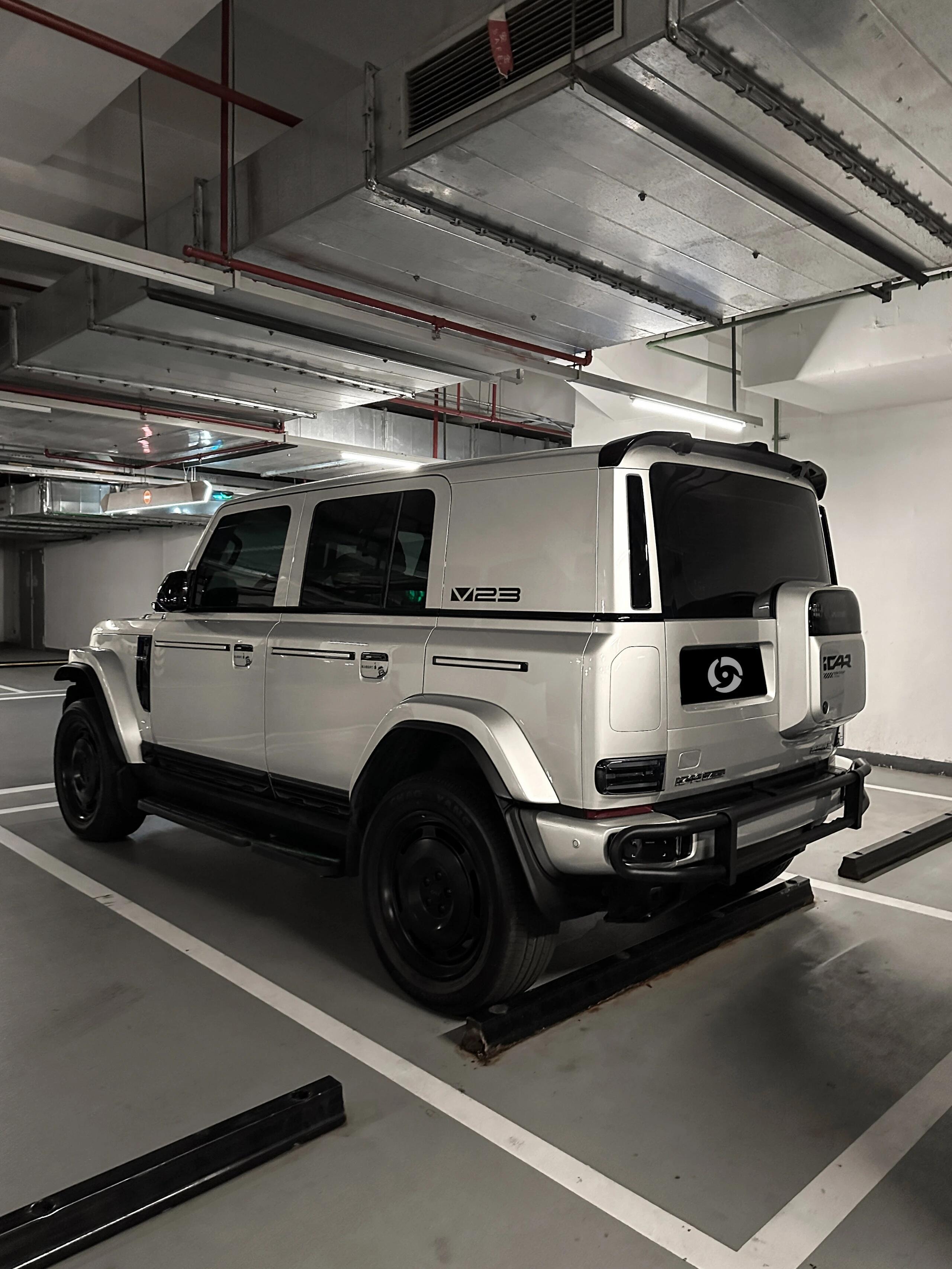 🚙奇瑞iCAR V231️⃣外观设计：圆形大灯、外扩轮眉、侧开尾门和外挂的“小