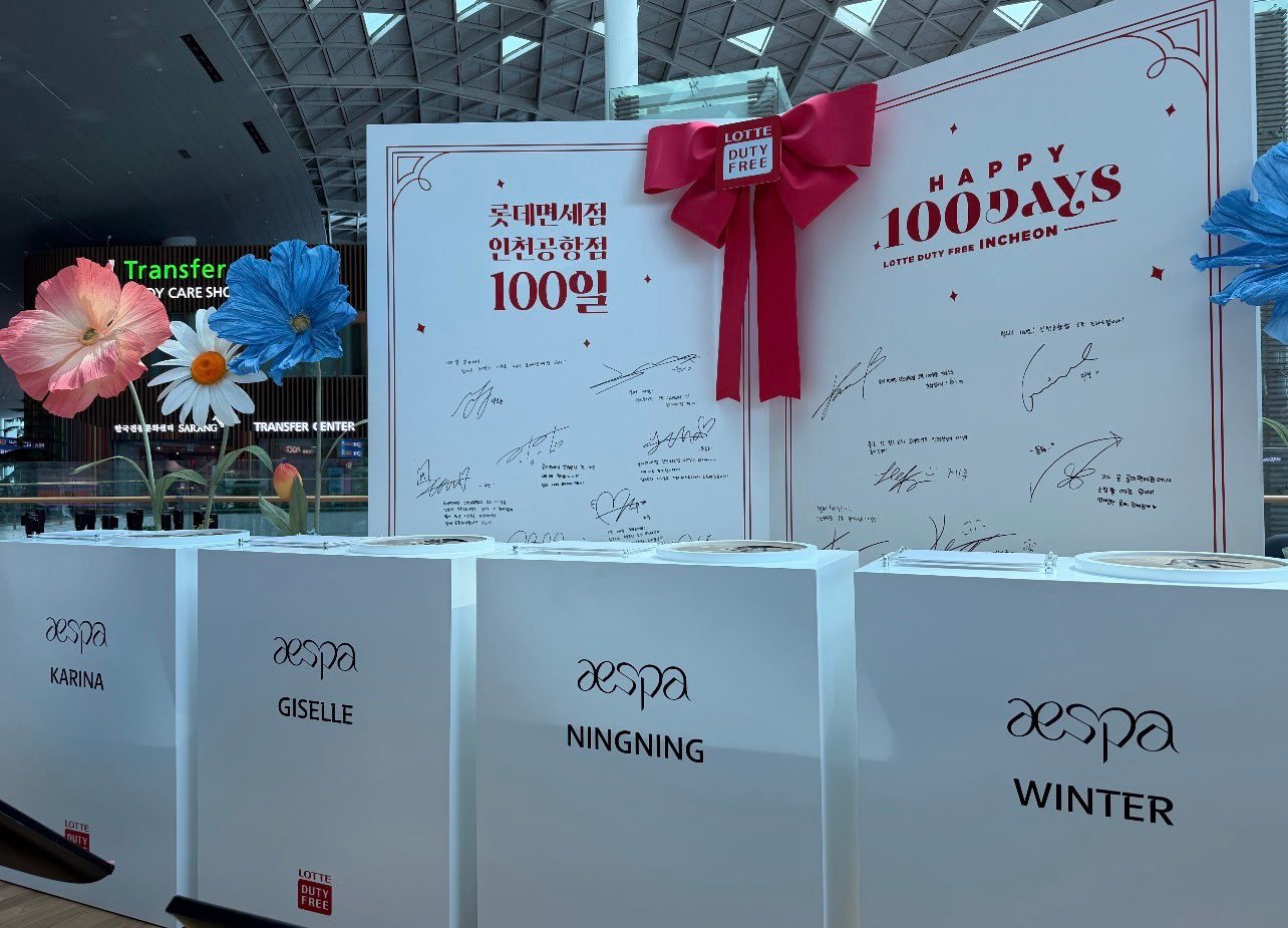 仁川机场T 2出现了aespa的乐天免税店活动展台，为四位成员都预留了座位，看起