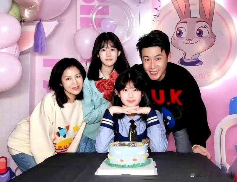 12月19日，陆毅一家为二女儿小叶子温馨庆生。陆毅晒出庆生现场照，画面中彩色气球