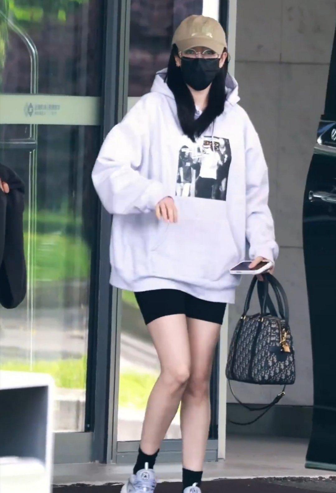 迪丽热巴腿部肌肉线条 迪丽热巴在机场外面公开露面，一双美腿又长又直又白，走动之间