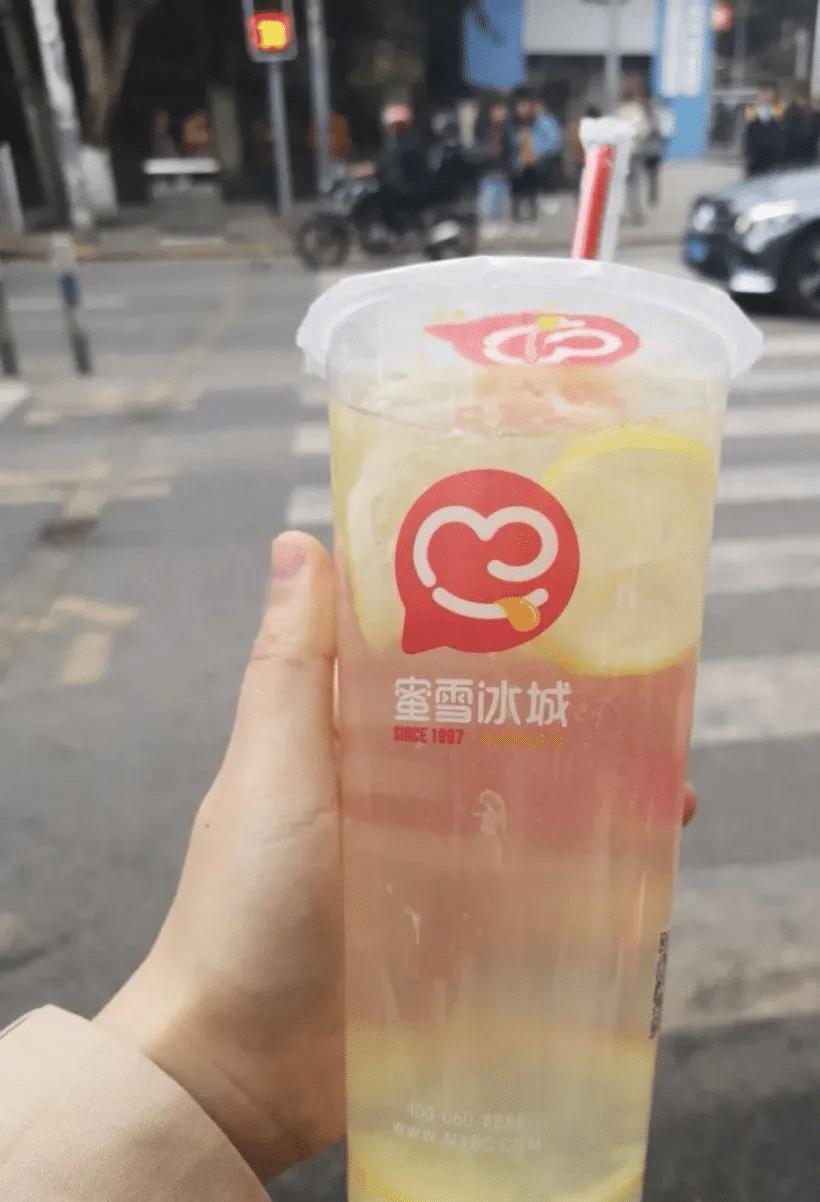 昨天刷到蜜雪冰城用隔夜柠檬片的新闻，我正嘬着他们家4块钱的柠檬水。室友凑过来瞄了